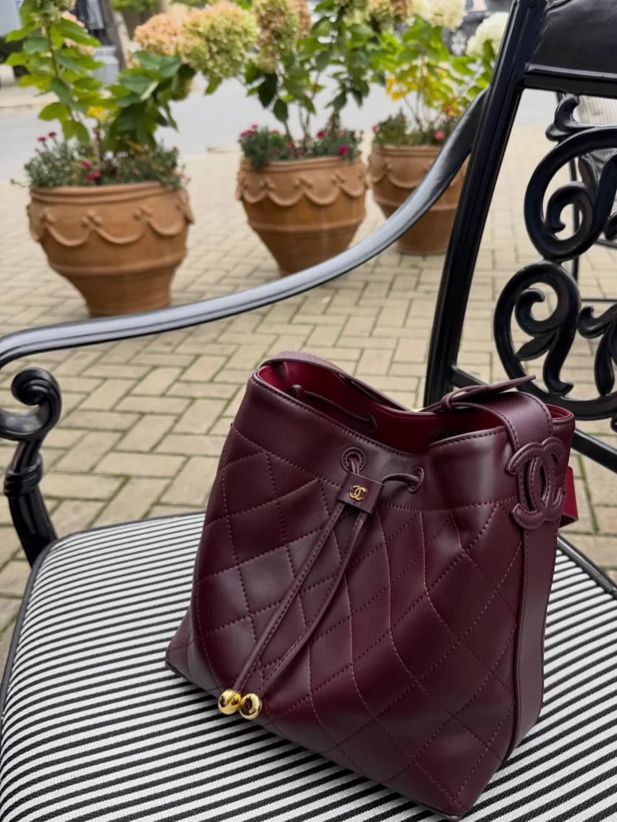 Bolsa em tom vinho com costura acolchoada e acabamento de luxo