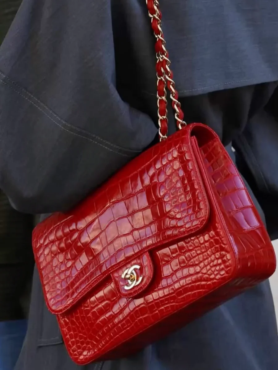 Bolsa em couro vermelho com textura croco e corrente dourada