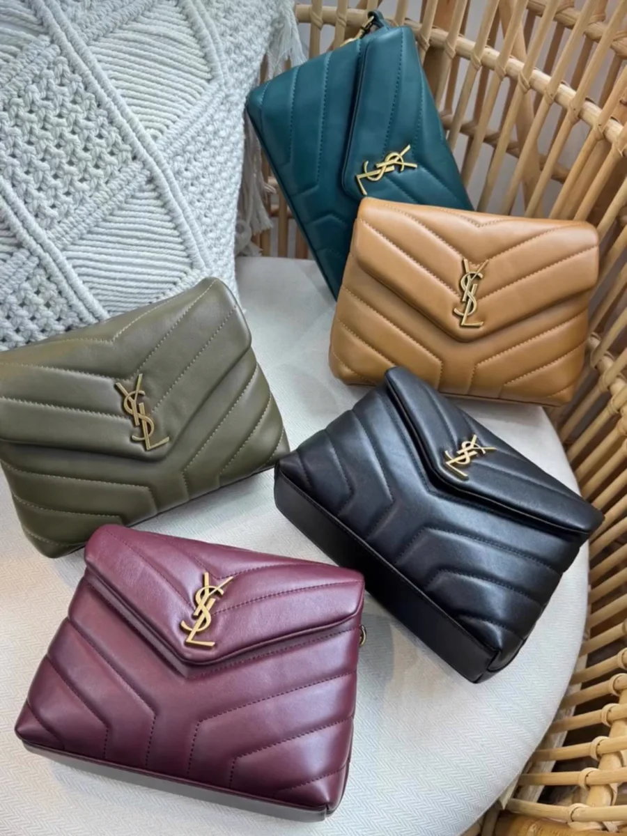Seleção de bolsas acolchoadas em chevron em cores vinho, preto, caramelo e verde